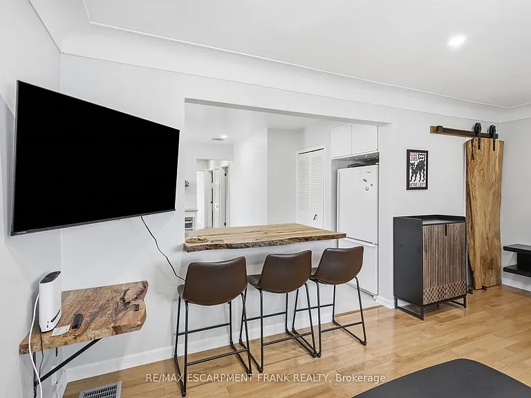 95 E 18th St #1 — Photo 9