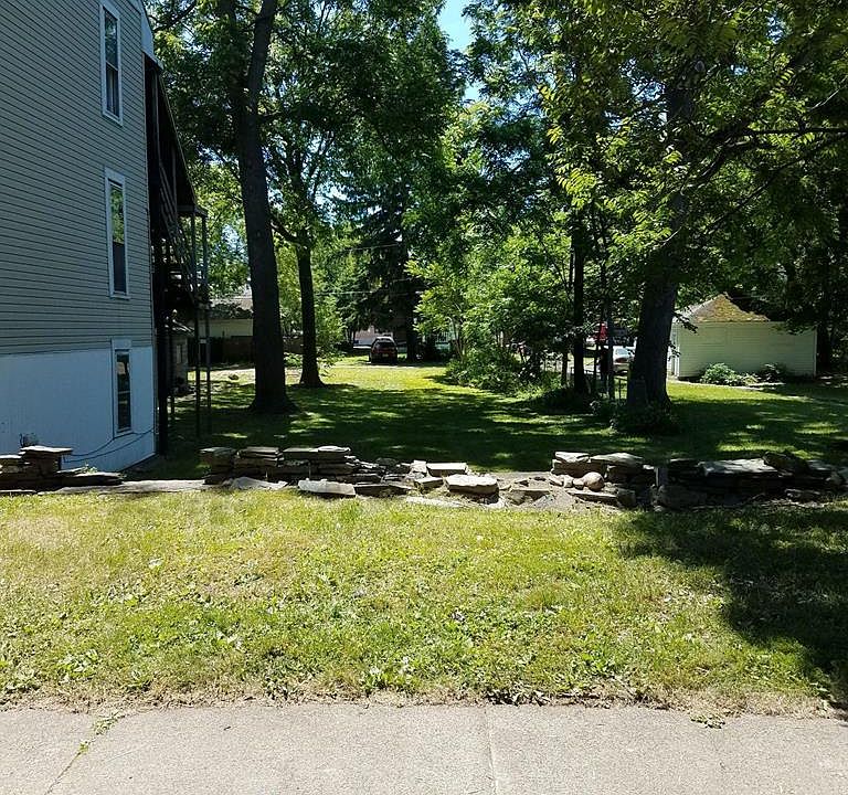 2nd image of 371 W Clinton St
