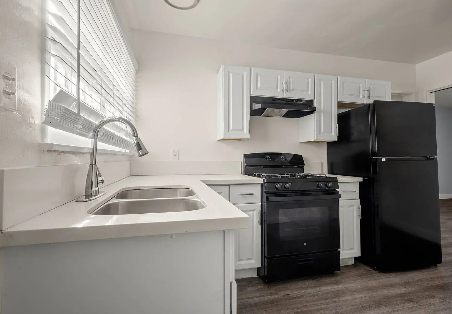 1 bed, 1.0 bath, 650 sqft, $1,472 — Photo 2