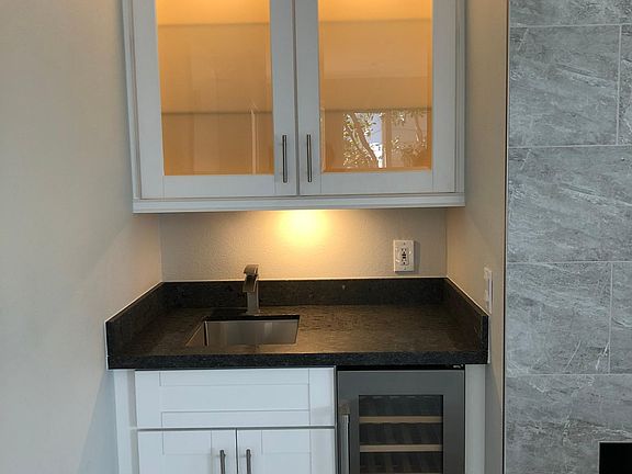 Wet bar, wine refer.