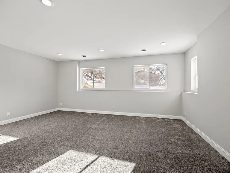 237 Jackson Ave N — Photo 31