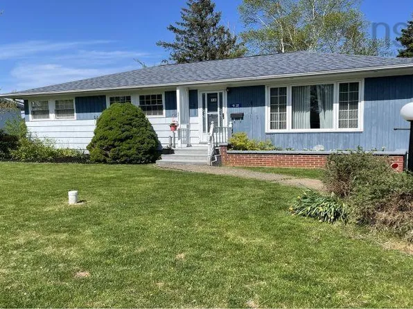 12 Hillside Dr, Antigonish, NS B2G 1H4