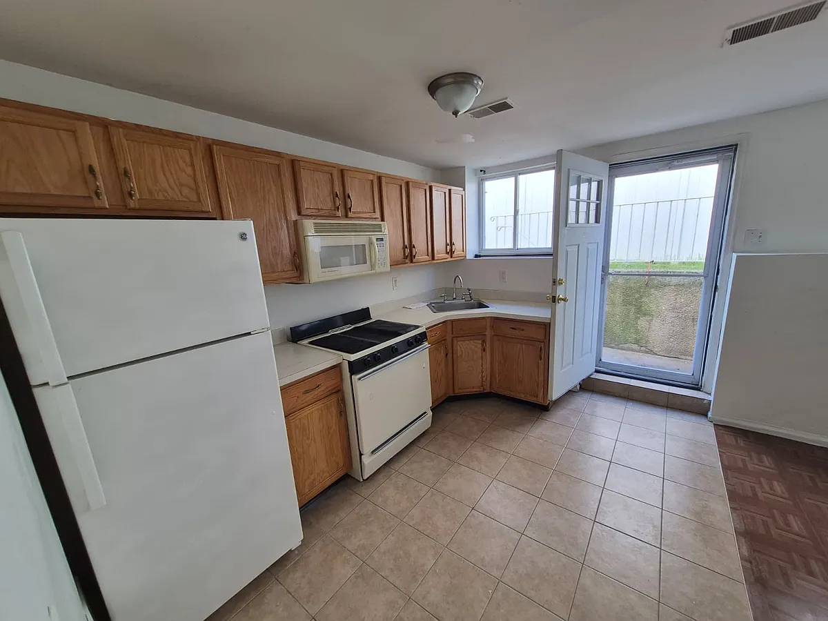 Building Photo - 252 Brehaut Ave #1