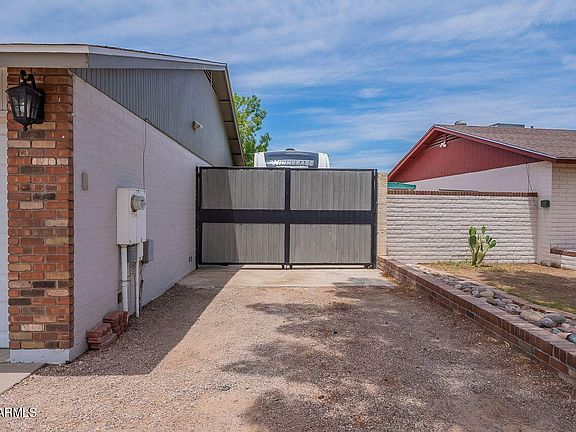 3rd image of 1324 W ESPLANADE Street