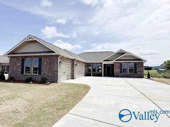 1045 Maplehurst St, Decatur, AL 35603