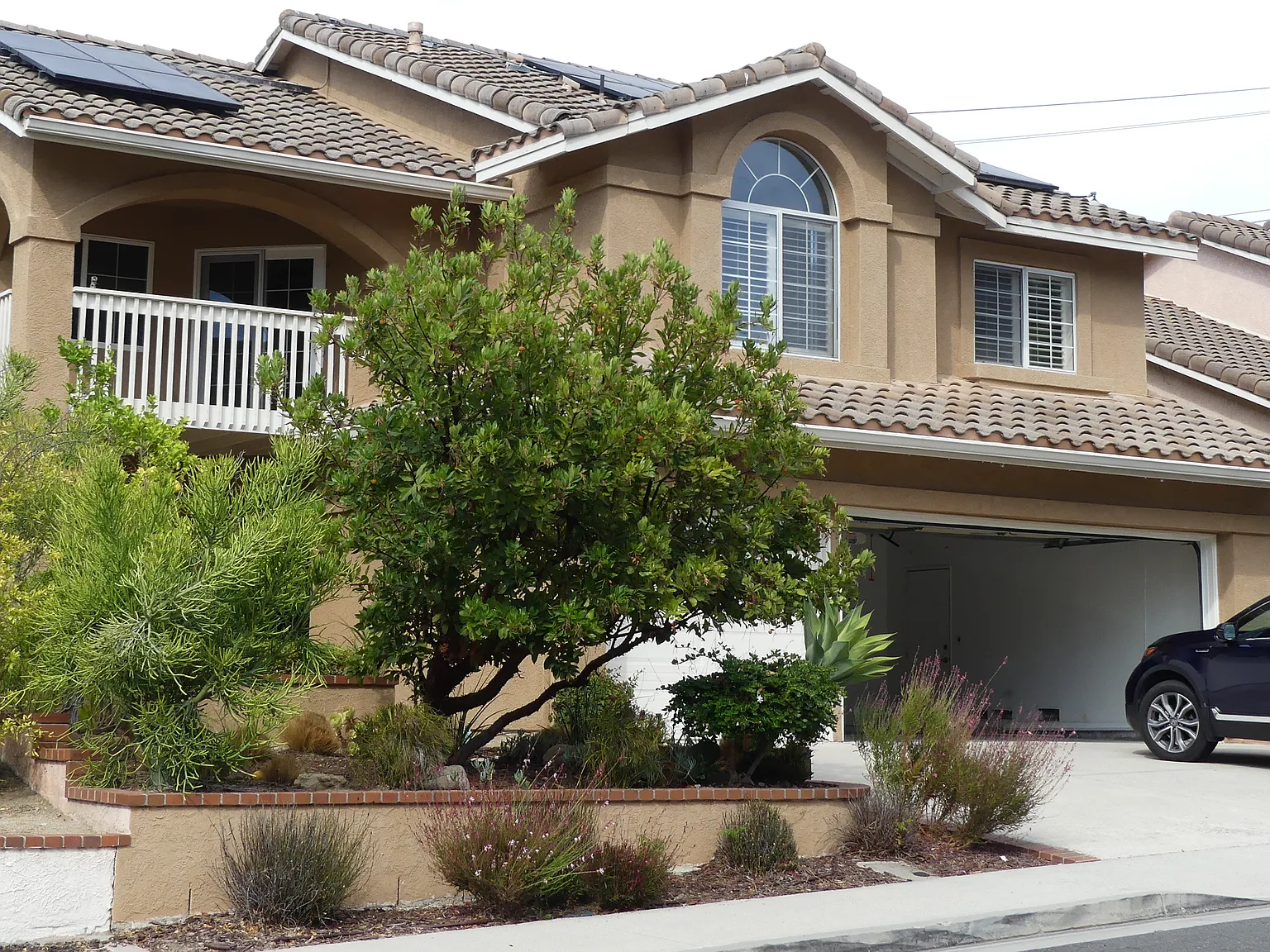4 bed, 2.5 bath, 2522 sqft, $5,800 — Photo 2