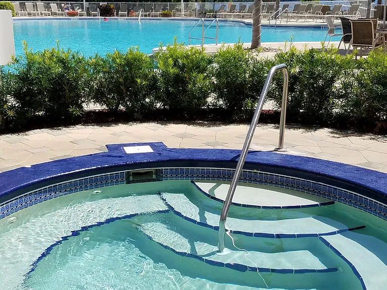 Pool & hot tub