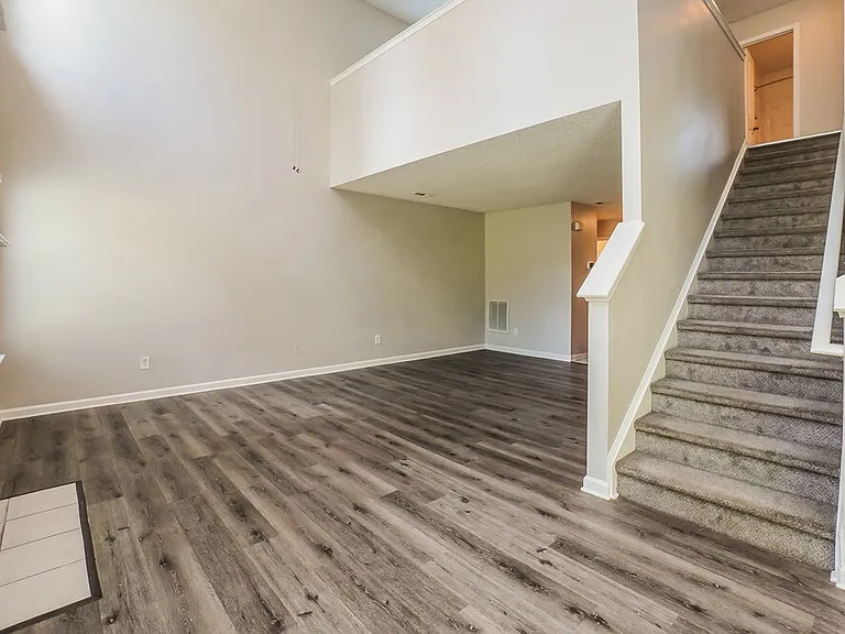 555 River View Dr — Photo 5