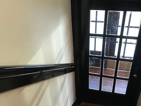 4th image of 5711 W Catalpa Ave #2
