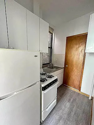 Rented by Universal Realty Group | media 2