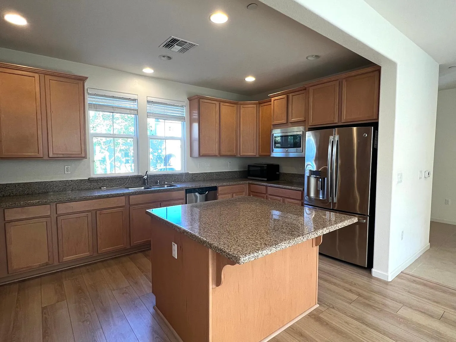 4 bed, 2461 sqft, $5,000 — Photo 4