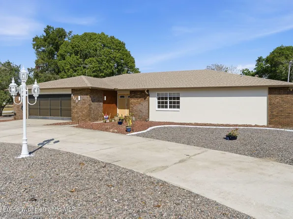 8123 River Country Dr, Weeki Wachee, FL 34607