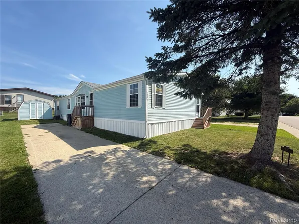 7023 Scarborough Ln, Whitmore Lake, MI 48189