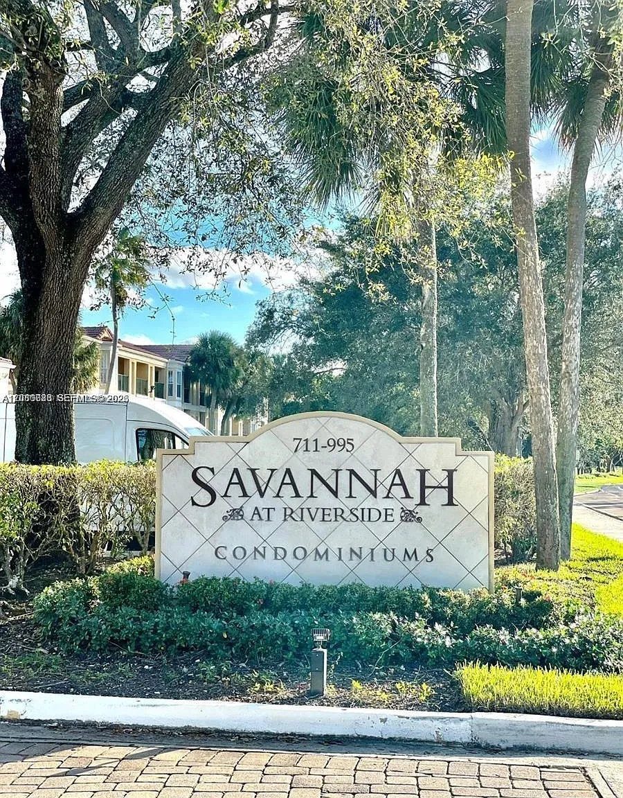 Savannah At Riverside Con — Photo 1