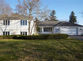 98 N Country Club Dr, Pittsford, NY 14534
