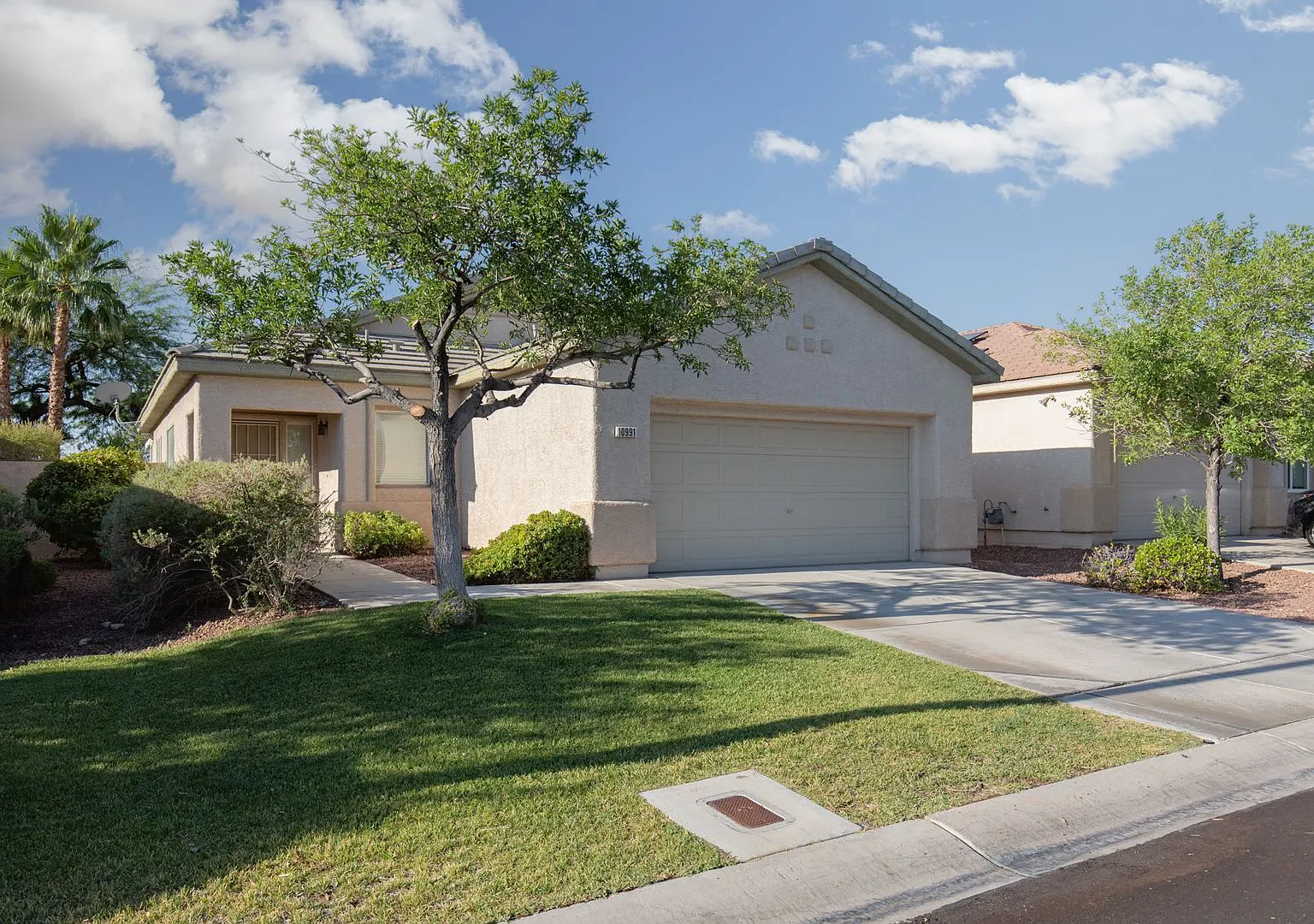 Wonderful Summerlin single story with grass backyard and island kitchen. — Photo 2