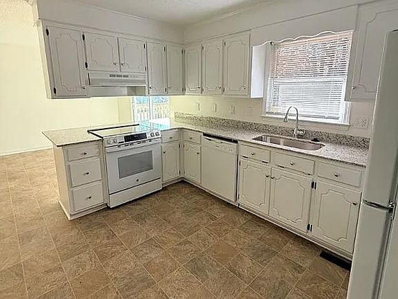 5th image of 100 Lakeview Cir