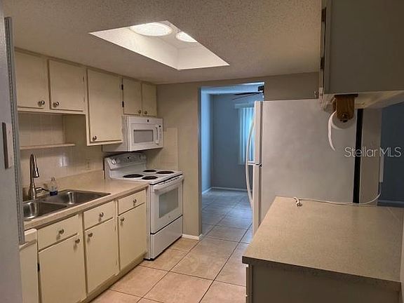 3rd image of 4022 Beaver Ln APT 1000A
