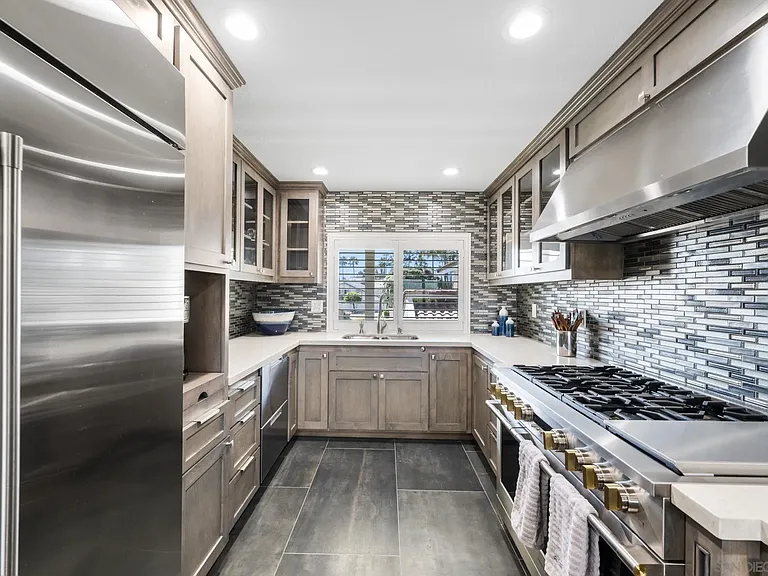 6 Kingston Ct E — Photo 13