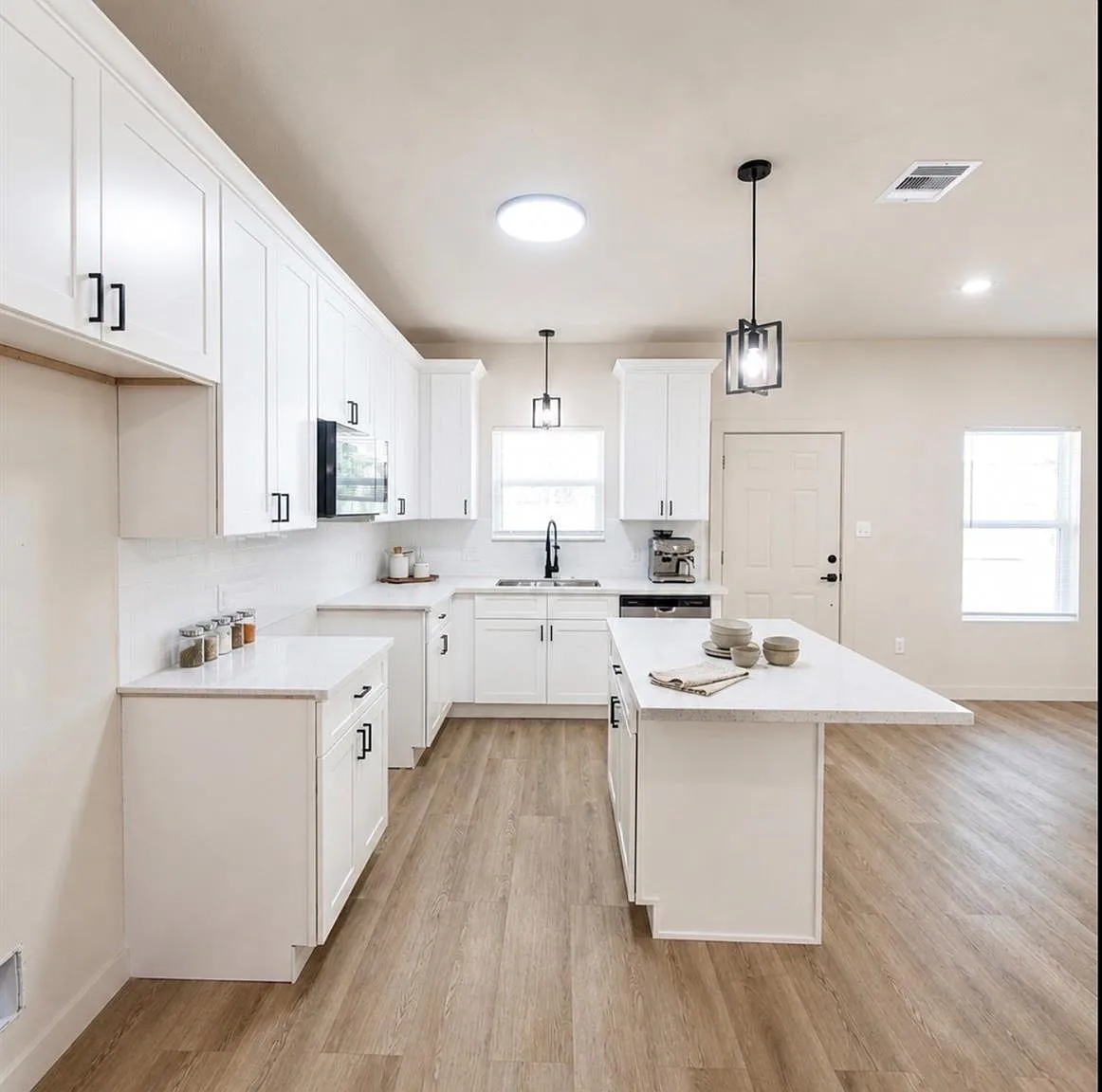3 bed, 2.0 bath, 1230 sqft, $1,700 — Photo 3