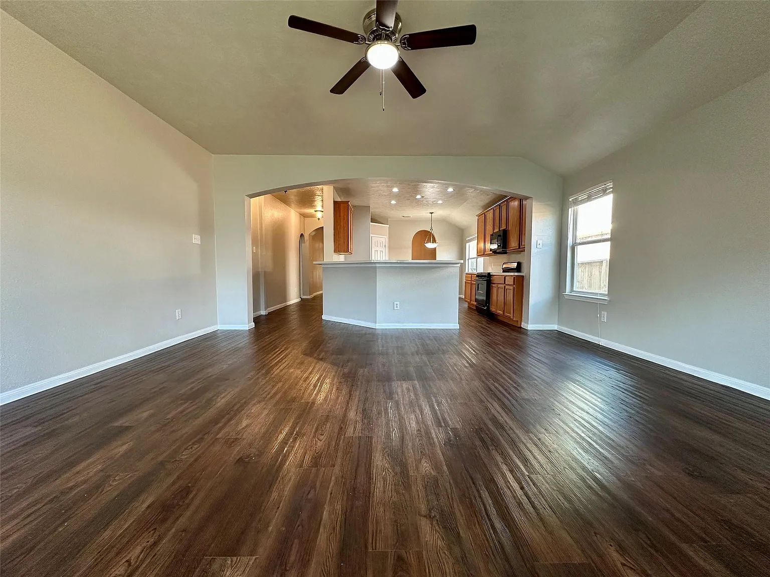 3 bed, 2.0 bath, 2132 sqft, $1,995 — Photo 4