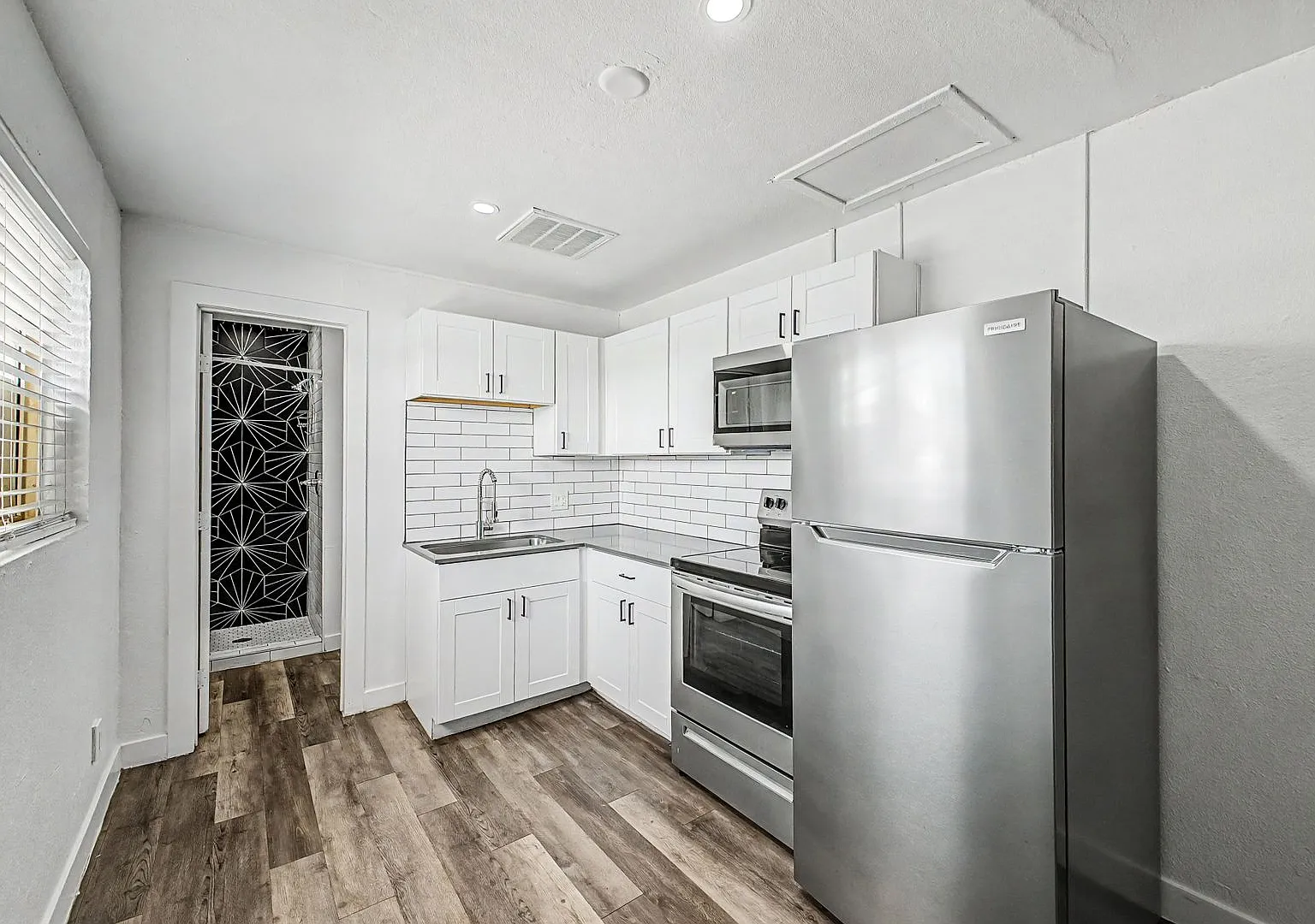 4 weeks of free rent! - Studio Near Grand Canyon University with washer/dryer! — Photo 2