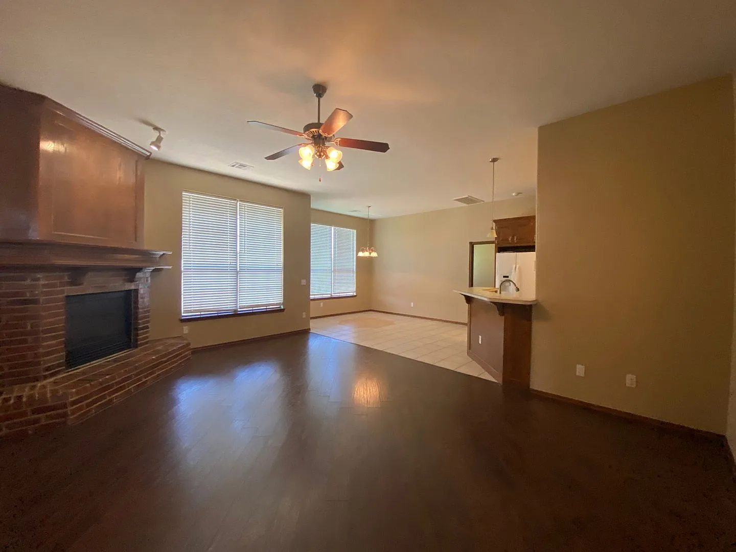 Large 3 Bed 2 Bath Home In Moore Schools With Storm Shelter — Photo 4