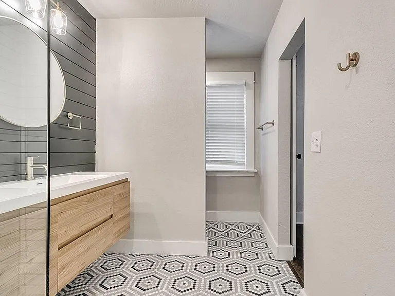 718 NW 25th St — Photo 12