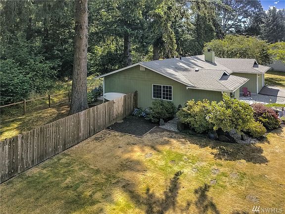 Side view showing fenced-in backyard & territorial views. 