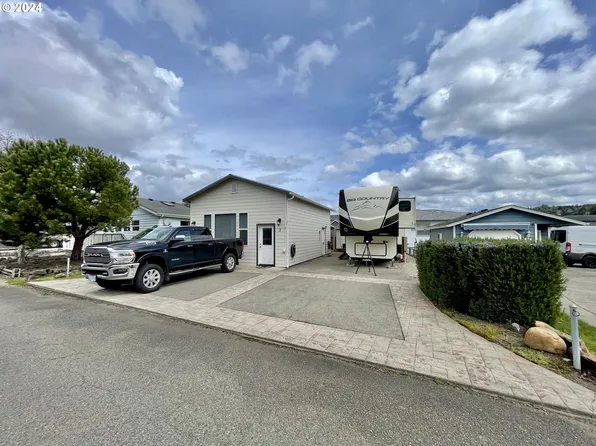 2 Creek Ln, Lakeside, OR 97449