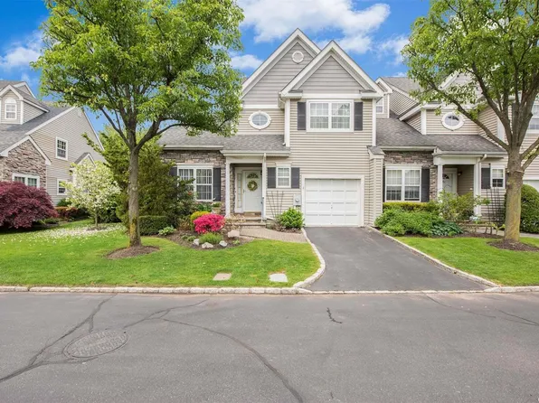 63 Paddington Circle #63, Smithtown, NY 11787