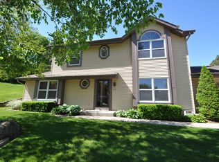 390 Cheshire Ct, Pewaukee, WI 53072
