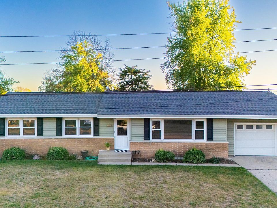 1st image of 320 Oakwood Cir