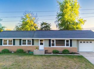 320 Oakwood Cir, Washington, IL 61571