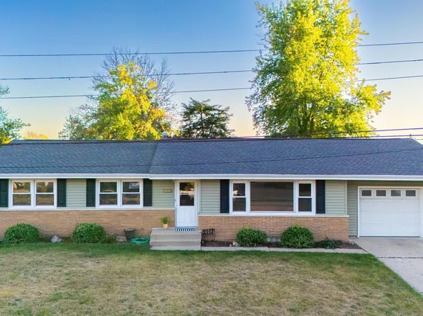 320 Oakwood Cir, Washington, IL 61571