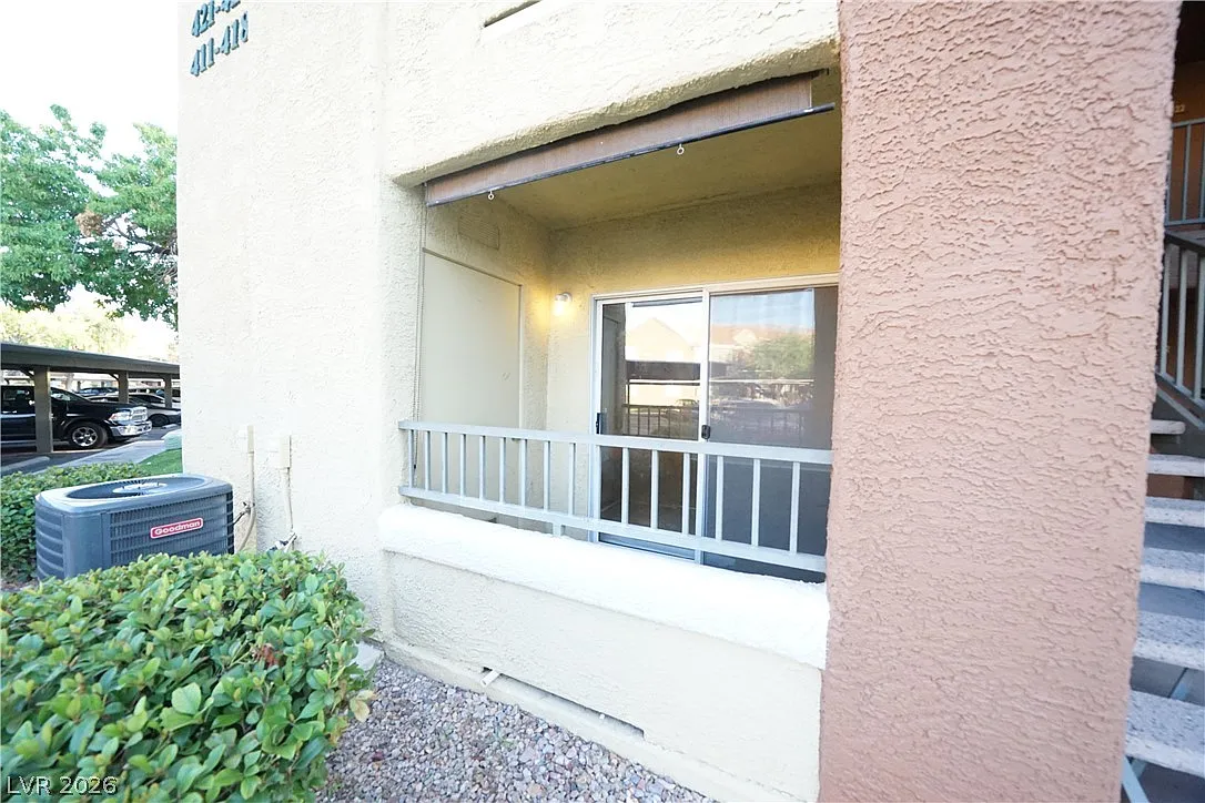 1 bed, 1.0 bath, 687 sqft, $1,240 — Photo 2