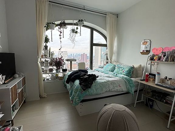 5th image of 130 William St #35B