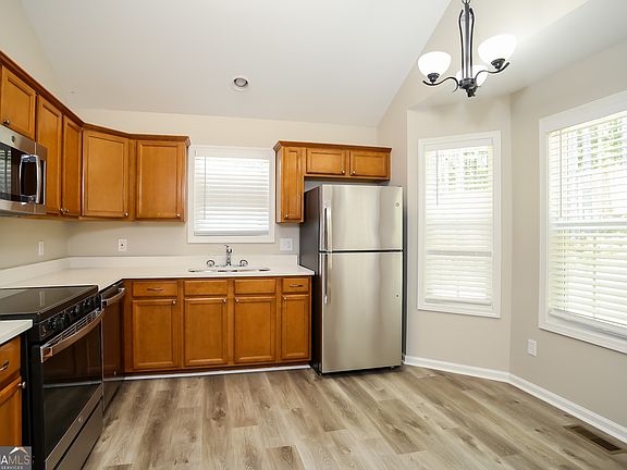 5th image of 83 Greatwood Dr