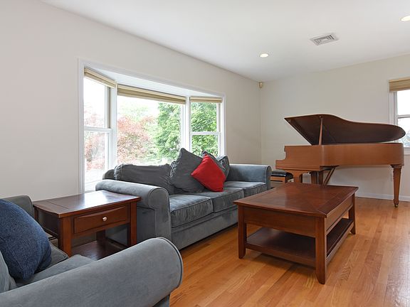 3rd image of 7 Melissa Dr