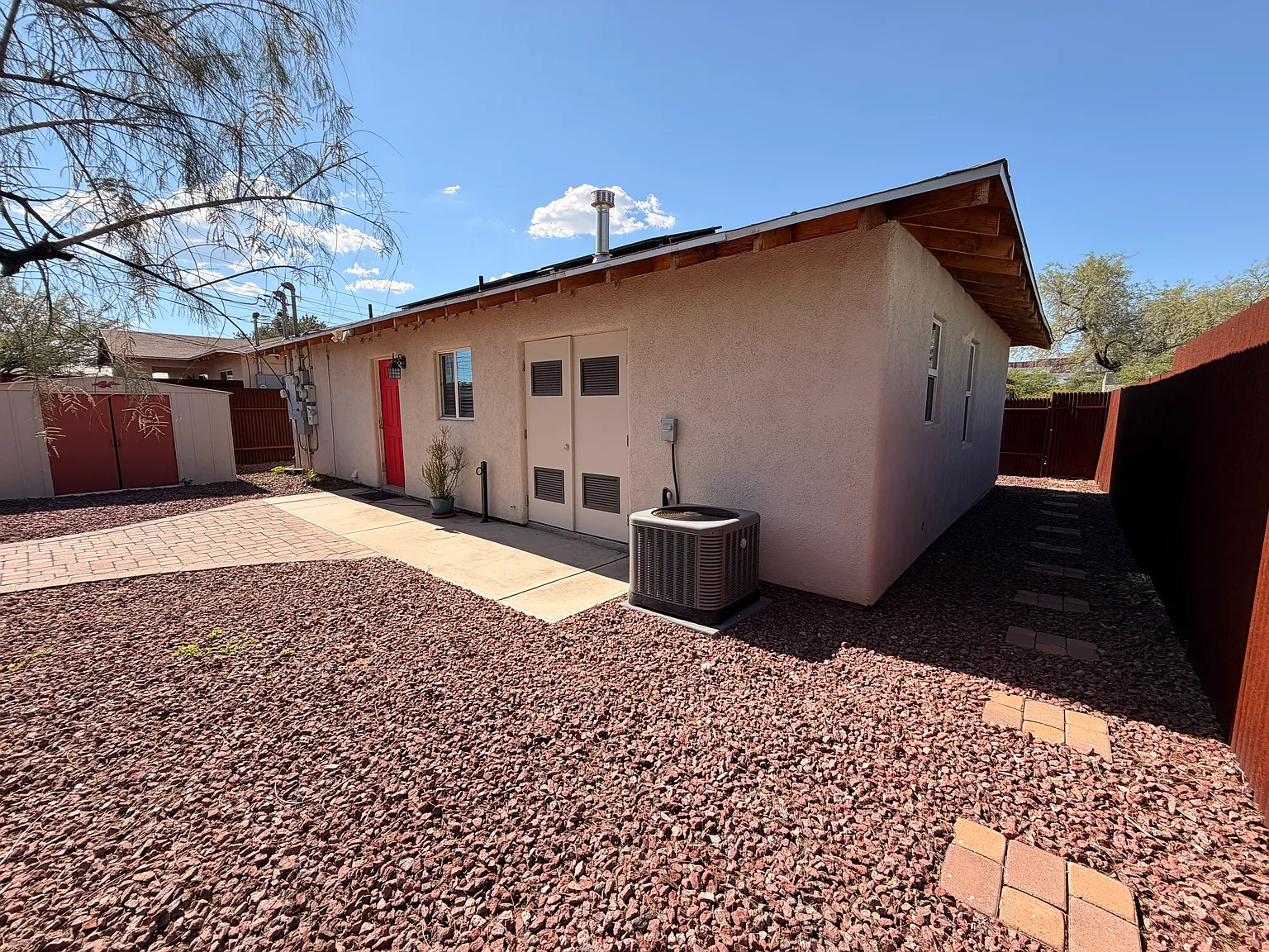 2 bed, 1050 sqft, $2,000 — Photo 4