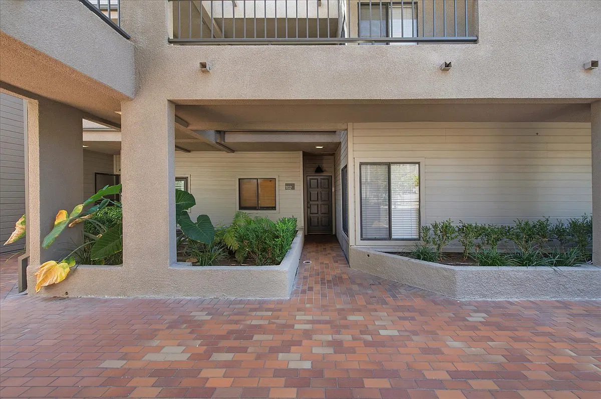 2 bed, 1057 sqft, $3,650 — Photo 2