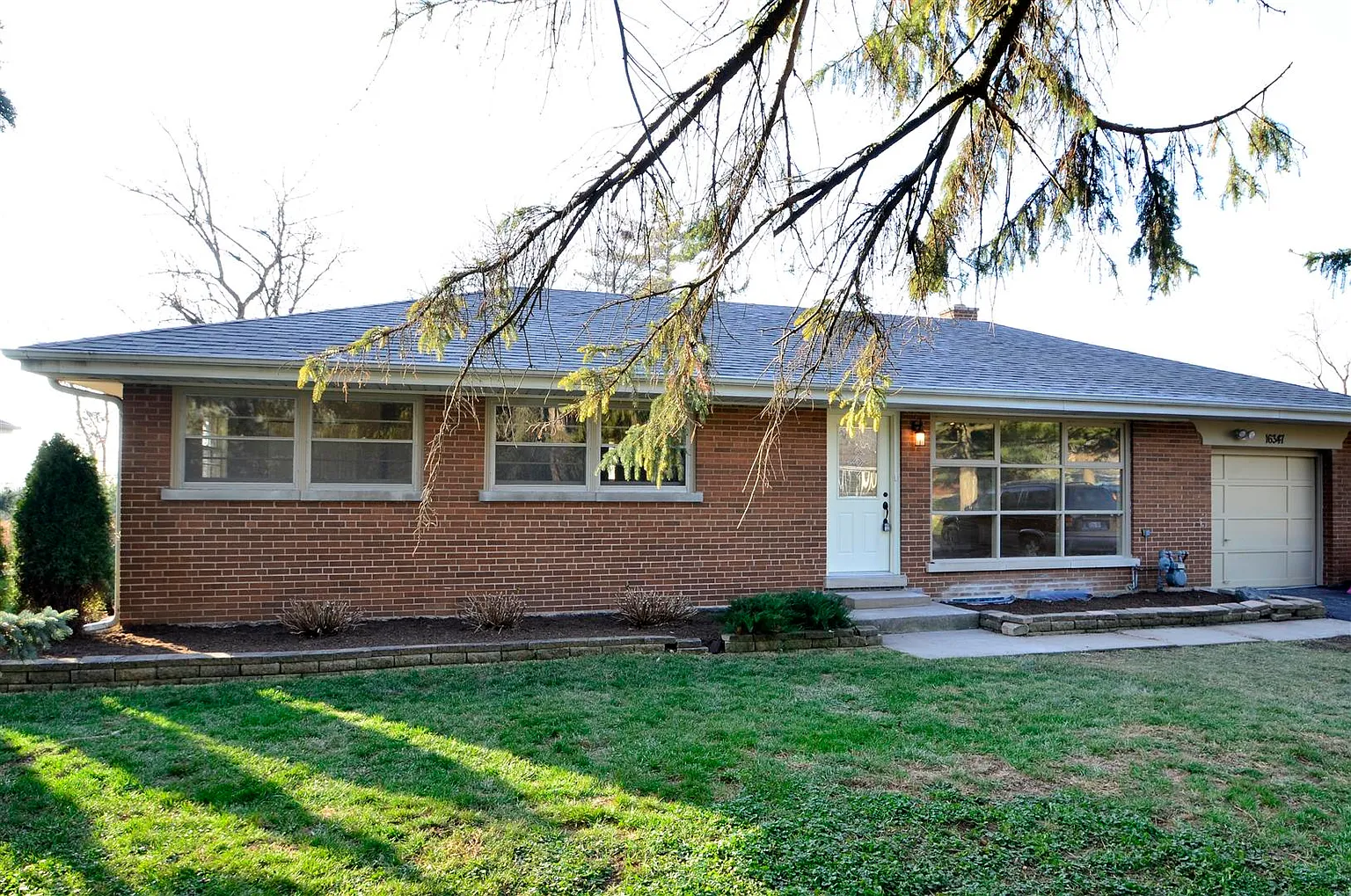 16W347 95th Pl photo 1