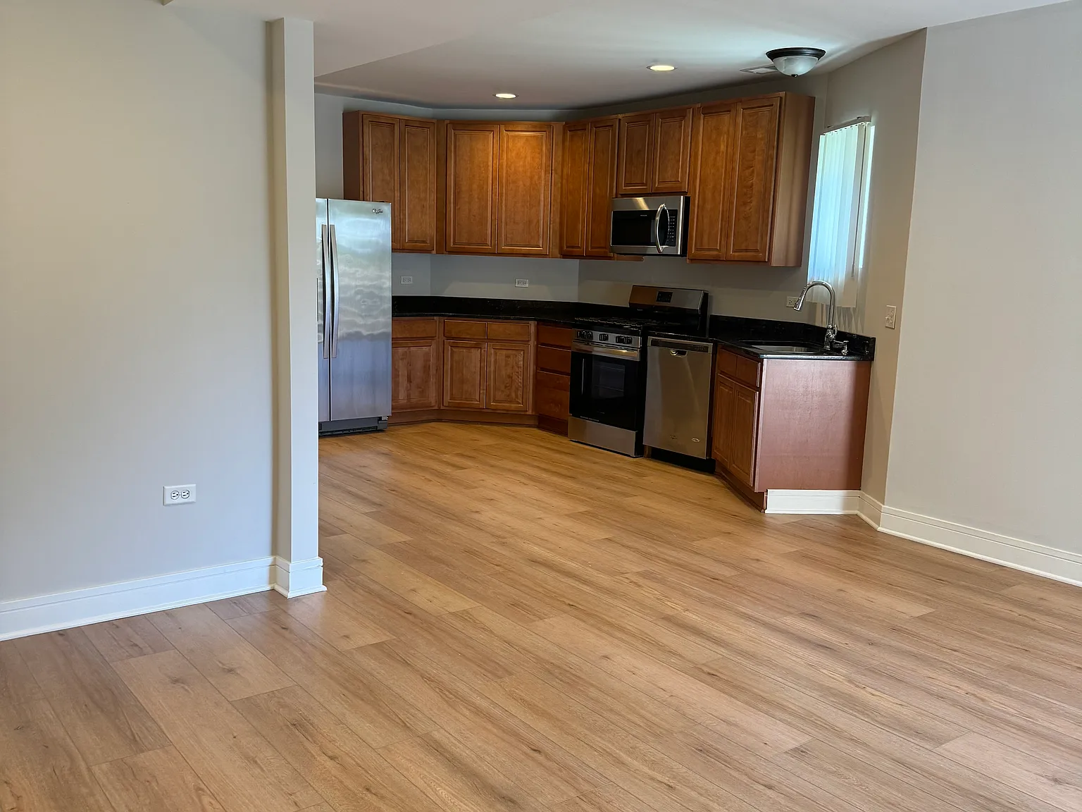 6551 S Ingleside Avenue — Photo 2