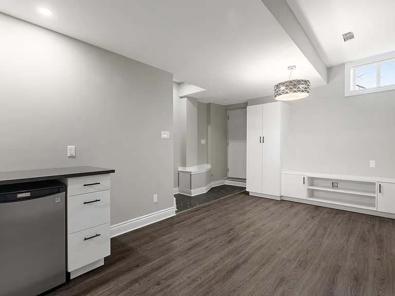 447 Green Ave — Photo 34