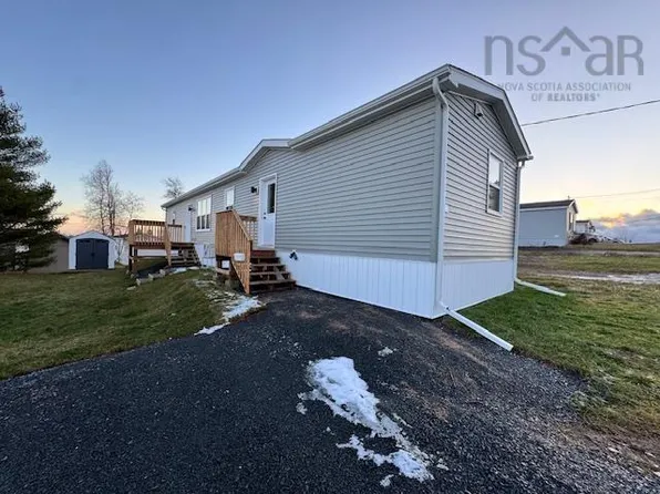 18 Bruce St, East Hants, NS B0N 1Z0