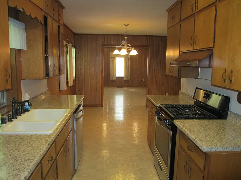 1828 Robins St — Photo 6