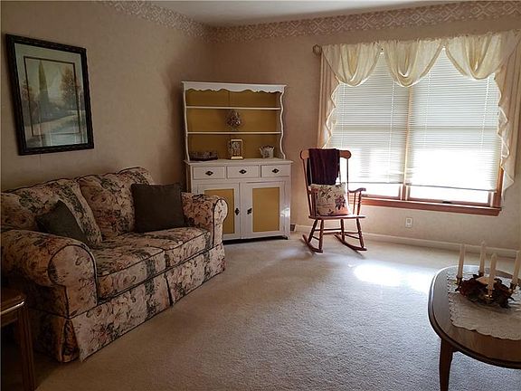 4th image of 301 Christine Dr