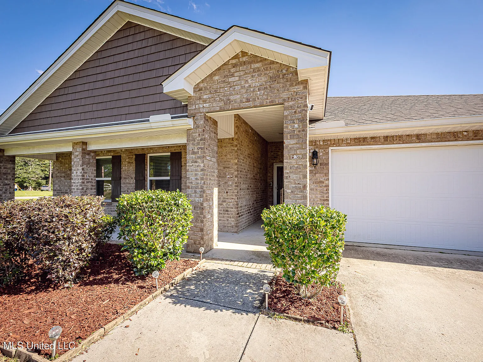 4 bed, 2.0 bath, 2289 sqft, $2,400 — Photo 4
