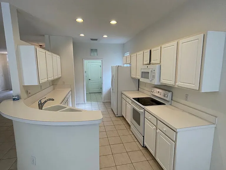 870 Greystone Ln — Photo 2