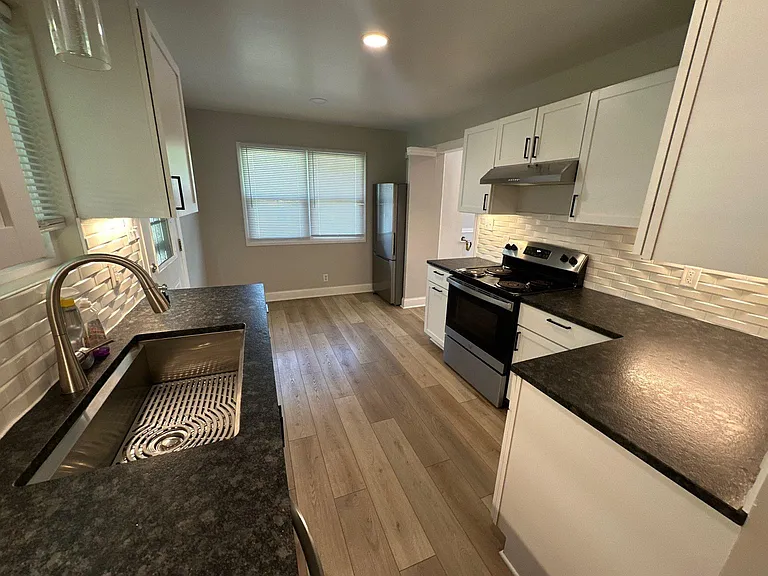 1370 Farley Dr — Photo 10